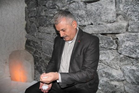 Bakan Yıldırım, Çankırı'da günün stresini tuz odasında attı