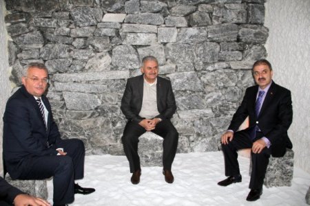 Bakan Yıldırım, Çankırı'da günün stresini tuz odasında attı