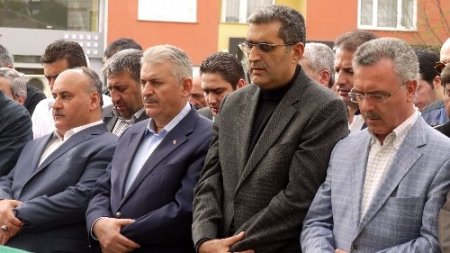 Bakan Yıldırım, dayısının cenazesinde duygulu anlar yaşadı