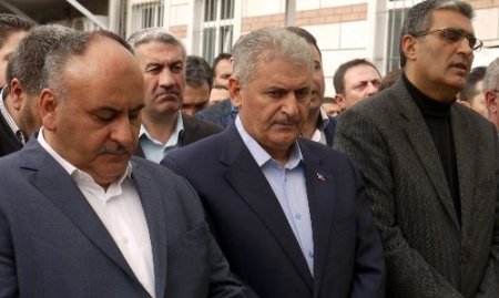 Bakan Yıldırım, dayısının cenazesinde duygulu anlar yaşadı