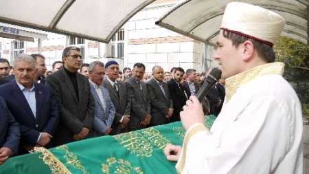 Bakan Yıldırım, dayısının cenazesinde duygulu anlar yaşadı