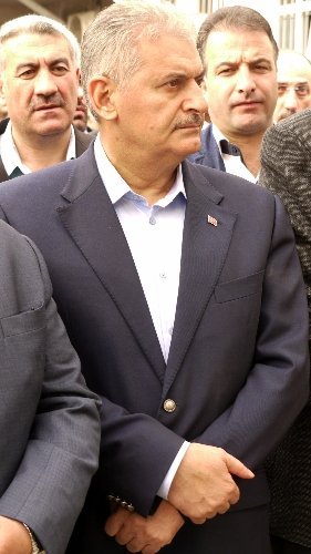 Bakan Yıldırım, dayısının cenazesinde duygulu anlar yaşadı