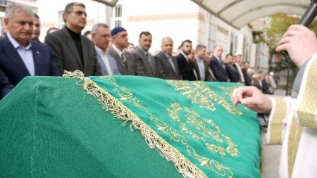 Bakan Yıldırım, dayısının cenazesinde duygulu anlar yaşadı