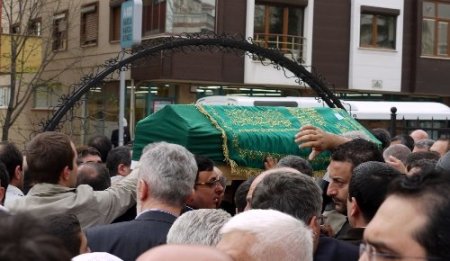 Bakan Yıldırım, dayısının cenazesinde duygulu anlar yaşadı