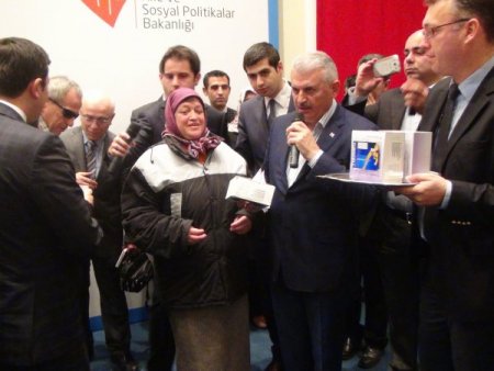 Bakan Yıldırım, İzmir’de 400 engelliye 'gören gözlük' dağıttı