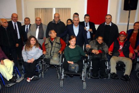 Bakan Yıldırım, İzmir’de 400 engelliye 'gören gözlük' dağıttı