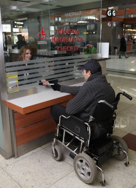 Bakan Yıldırım, Sabiha Gökçen’e ‘engelsiz Havalimanı’ Sertifikası Verdi