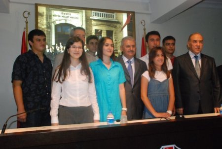 Bakan Yıldırım, Şampiyon Öğrencileri Dizüstü Bilgisayarla Ödüllendirdi