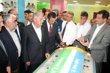 Bakan Yıldırım, Satırla Maraş Dondurması Kesti