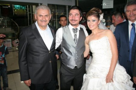 Bakan Yıldırım, Satırla Maraş Dondurması Kesti