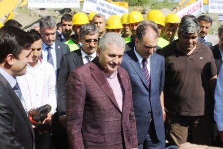 Bakan Yıldırım, Şırnak-Van yolunun temel atma törenine katıldı