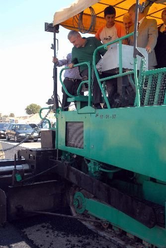 Bakan Yıldırım Bölünmüş Yol Çalışmalarına Katıldı, Asfaltlama Yaptı