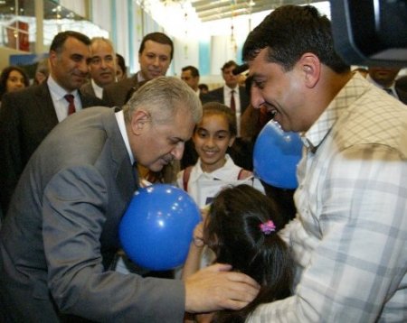 Bakan Yıldırım Kültür Şöleni’ninde Türkmen kalpağı giydi