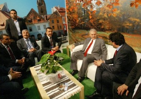 Bakan Yıldırım Kültür Şöleni’ninde Türkmen kalpağı giydi