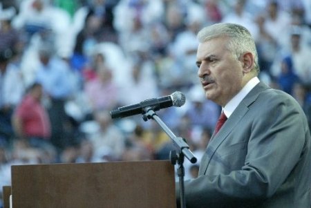 Bakan Yıldırım Kültür Şöleni’ninde Türkmen kalpağı giydi