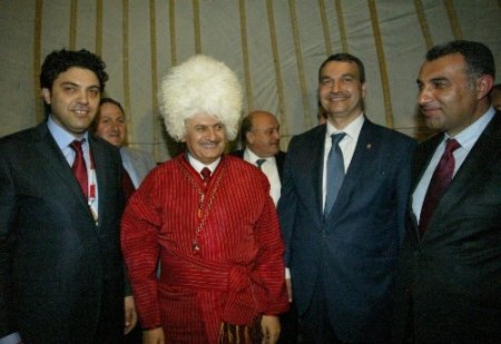 Bakan Yıldırım Kültür Şöleni’ninde Türkmen kalpağı giydi