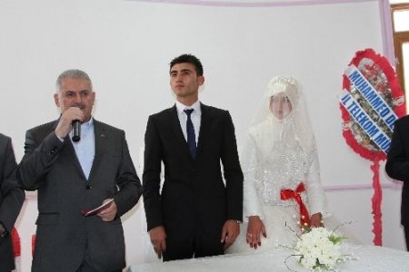 Bakan Yıldırım nikah şahidi oldu, evli çiftlere nasihatlerde bulundu