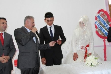 Bakan Yıldırım nikah şahidi oldu, evli çiftlere nasihatlerde bulundu