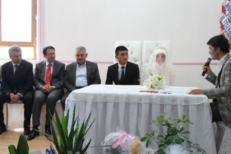 Bakan Yıldırım nikah şahidi oldu, evli çiftlere nasihatlerde bulundu