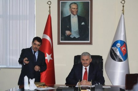 Bakan Yıldırım’dan Kars Belediye Başkanı'na tebrik