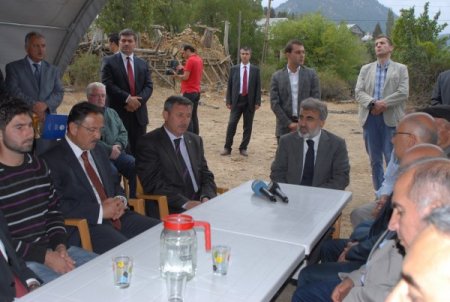 Bakan Yıldız, şehit ailesine ev anahtarını teslim etti