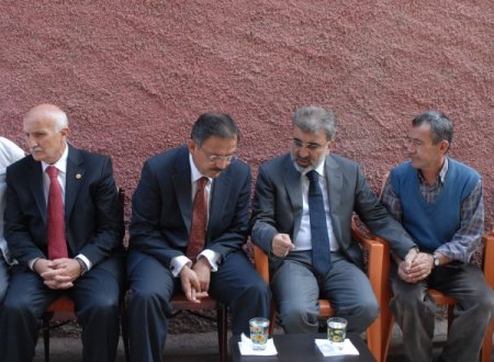 Bakan Yıldız, şehit ailesine ev anahtarını teslim etti