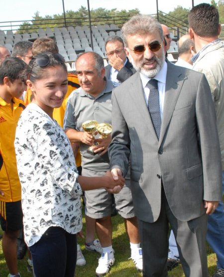 Bakan Yıldız: Gençlerimizi kahve köşelerinde bırakmıyor, onlara sahip çıkıyoruz