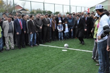 Bakan Yılmaz, Bingöl'de halı saha açılışı yaptı