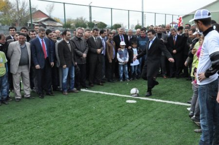 Bakan Yılmaz, Bingöl'de halı saha açılışı yaptı