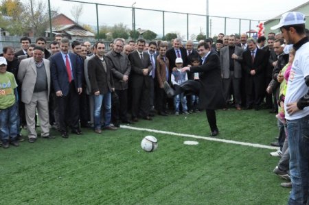 Bakan Yılmaz, Bingöl'de halı saha açılışı yaptı