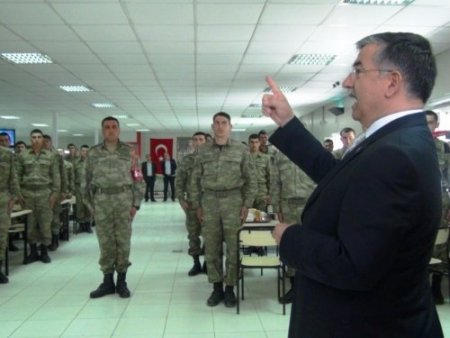 Bakan Yılmaz Afganistan'daki Türk askerleriyle yemek yedi