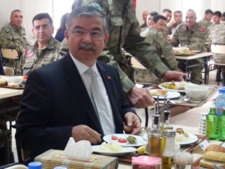 Bakan Yılmaz Afganistan'daki Türk askerleriyle yemek yedi