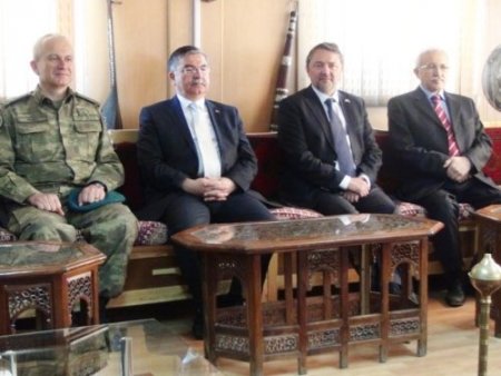 Bakan Yılmaz Afganistan'daki Türk askerleriyle yemek yedi