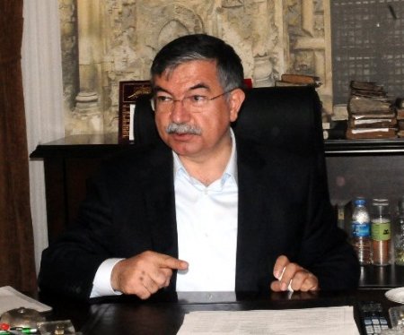 Bakan Yılmaz: Aykırı seslere itibar etmeyin, sorunu sabırla çözeceğiz