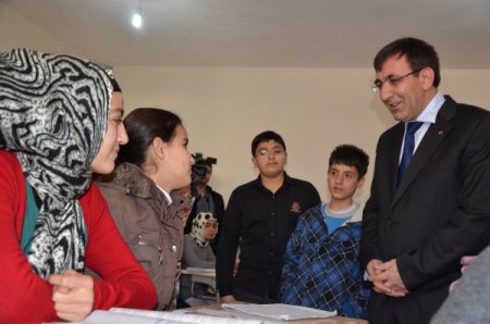 Bakan Yılmaz Şanlıurfa’da okuma salonlarını gezdi