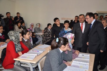 Bakan Yılmaz Şanlıurfa’da okuma salonlarını gezdi