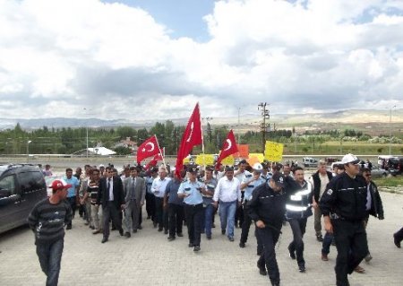 Bakan Yılmaz'a pankartlı birleşme tepkisi