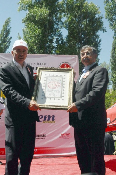 Bakan Yılmaz’dan Gazetecilere: Bu Tabloda Ne Yazıyor?