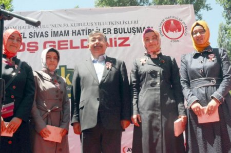 Bakan Yılmaz’dan Gazetecilere: Bu Tabloda Ne Yazıyor?