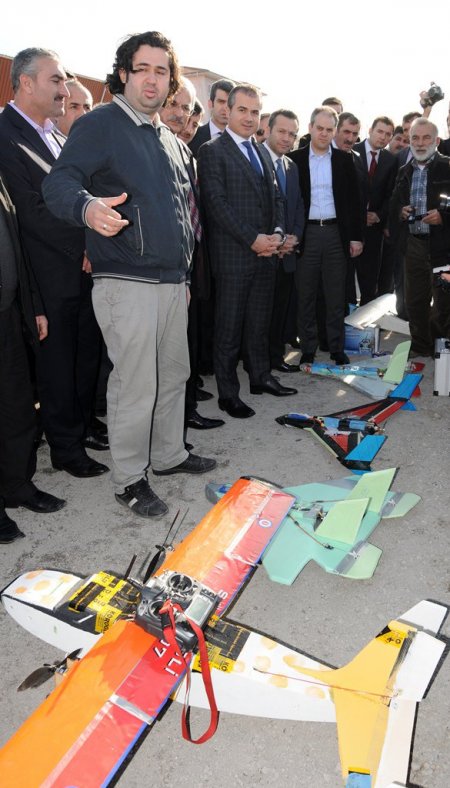 Bakanı Kılıç, Bafra ve Alaçam'da yapımı süren spor tesislerini gezdi