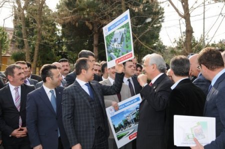 Bakanı Kılıç, Bafra ve Alaçam'da yapımı süren spor tesislerini gezdi