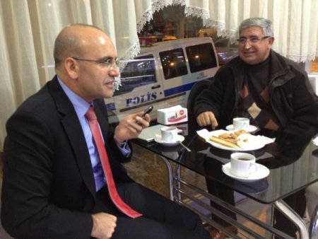 Bakanla oturduğuna eşini inandıramadı; ''Gerçekten Maliye Bakanı mısınız?