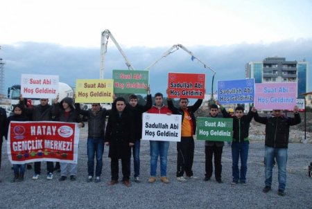 Bakanlar, 'Abi' yazılı pankartlarla karşılandı