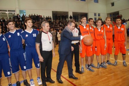 Bakanlar, 'Abi' yazılı pankartlarla karşılandı