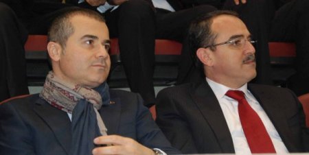 Bakanlar, 'Abi' yazılı pankartlarla karşılandı