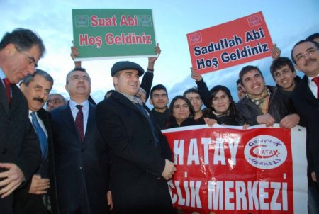 Bakanlar, 'Abi' yazılı pankartlarla karşılandı