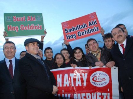 Bakanlar, 'Abi' yazılı pankartlarla karşılandı