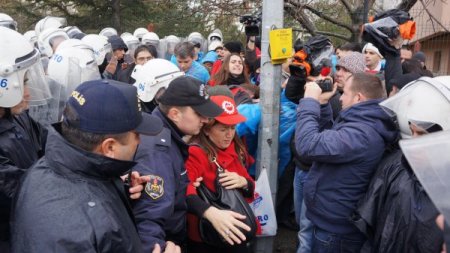 Bakanlık önünde çadır kuran sendikalıları polis gözaltına aldı
