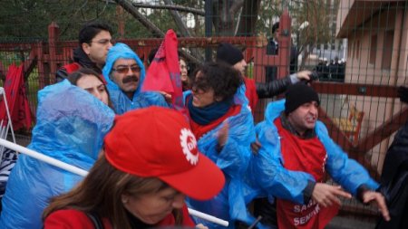 Bakanlık önünde çadır kuran sendikalıları polis gözaltına aldı