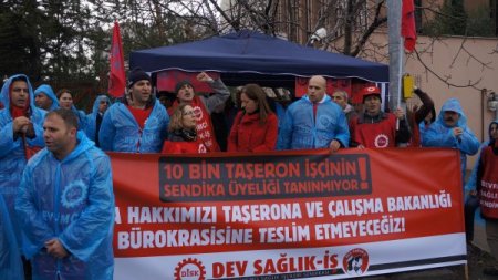 Bakanlık önünde çadır kuran sendikalıları polis gözaltına aldı
